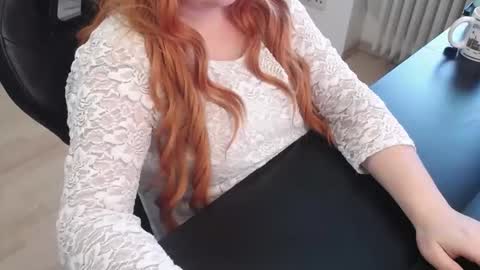 Snapshot of elly_petite chatting on 5, 11, 2025 Elly online show from 5, 11, 2025