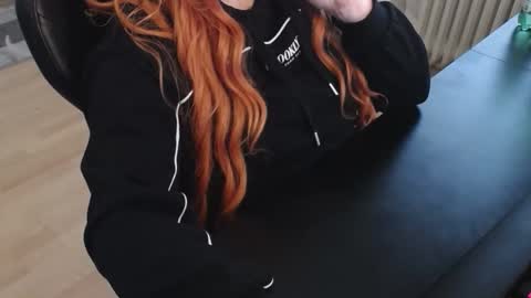 Snapshot of elly_petite chatting on 11, 11, 2025 Elly online show from 11, 11, 2025