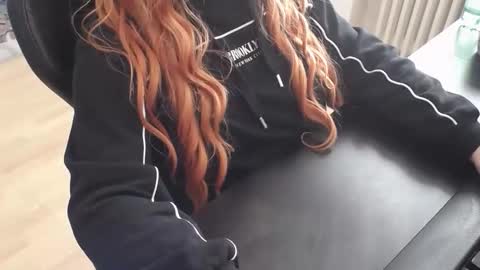 Snapshot of elly_petite chatting on 12, 11, 2025 Elly online show from 12, 11, 2025