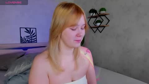 Snapshot of ellya_castro chatting on 6, 10, 2025 ellya_castro online show from 6, 10, 2025