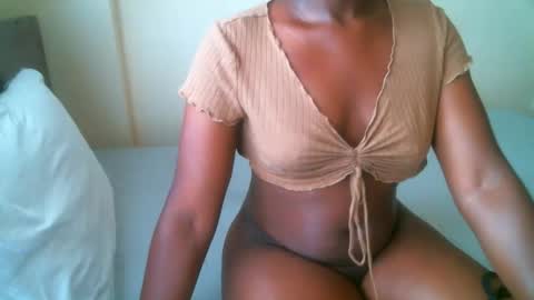 Snapshot of elphaba01 chatting on 18, 12, 2025 Elphaba online show from 18, 12, 2025