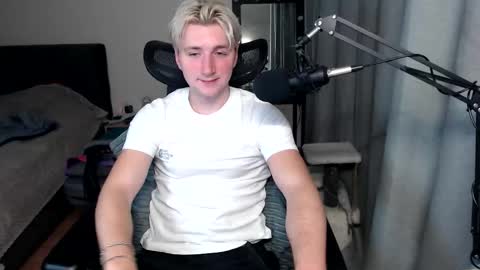 Snapshot of elvin_vaenight chatting on 5, 10, 2025 Elvin Vaenight online show from 5, 10, 2025