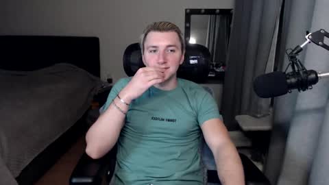 Snapshot of elvin_vaenight chatting on 22, 10, 2025 Elvin Vaenight online show from 22, 10, 2025