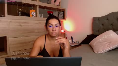 Snapshot of em_rotic chatting on 12, 12, 2024 Emilia  online show from 12, 12, 2024