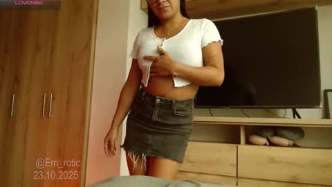 Snapshot of em_rotic chatting on 23, 10, 2025 Emilia  online show from 23, 10, 2025