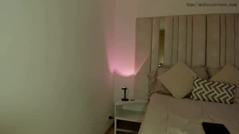 Snapshot of emi_royse chatting on 17, 12, 2024 emi_royse online show from 17, 12, 2024