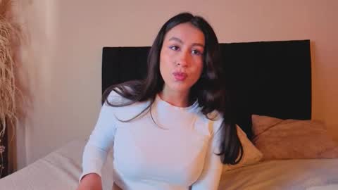 Emilia Gomez online show from 9, 10, 2025