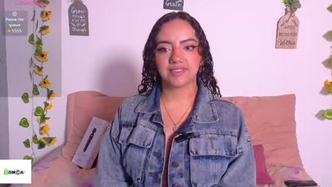 Snapshot of emiily_curly chatting on 25, 5, 2026 Emily online show from 25, 5, 2026