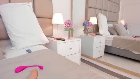 EMILY ROBERTS online show from 7, 3, 2025