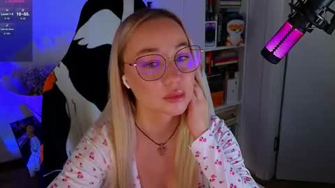 Snapshot of emili1_bc chatting on 4, 10, 2025 Emili online show from 4, 10, 2025