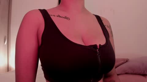 Emilia Big Boobs online show from 30, 12, 2024