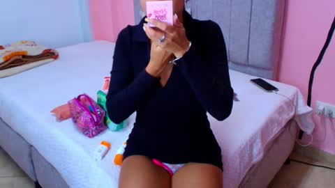 Snapshot of emily__parker__ chatting on 8, 10, 2025  E M I L Y  online show from 8, 10, 2025