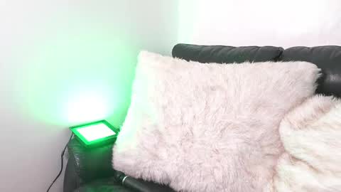 Snapshot of emily_jonexs_ chatting on 17, 4, 2026 mily online show from 17, 4, 2026