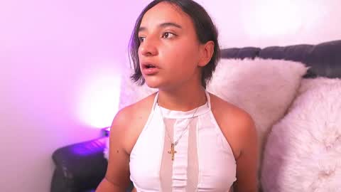 Snapshot of emily_jonexs_ chatting on 18, 4, 2026 mily online show from 18, 4, 2026