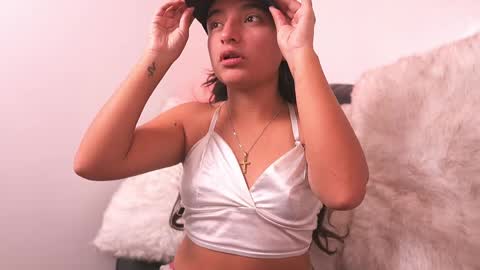 Snapshot of emily_jonexs_ chatting on 22, 4, 2026 mily online show from 22, 4, 2026