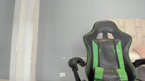 Snapshot of emily_lean_ chatting on 13, 12, 2024 Emi independent model online show from 13, 12, 2024