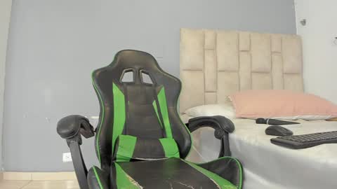 Snapshot of emily_lean_ chatting on 14, 12, 2024 Emi independent model online show from 14, 12, 2024