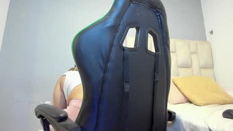 Snapshot of emily_lean_ chatting on 17, 12, 2024 Emi independent model online show from 17, 12, 2024