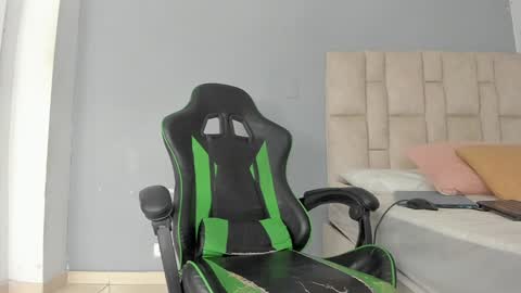 Snapshot of emily_lean_ chatting on 24, 12, 2024 Emi independent model online show from 24, 12, 2024