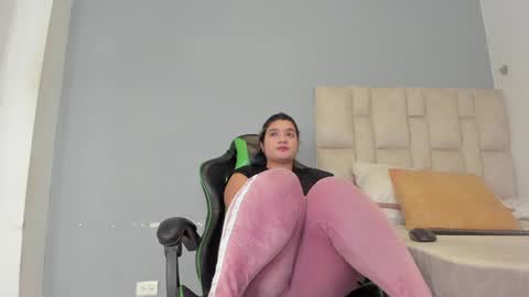 Snapshot of emily_lean_ chatting on 4, 1, 2025 Emi independent model online show from 4, 1, 2025