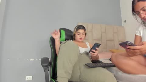 Snapshot of emily_lean_ chatting on 14, 1, 2025 Emi independent model online show from 14, 1, 2025