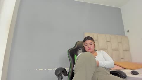 Snapshot of emily_lean_ chatting on 15, 1, 2025 Emi independent model online show from 15, 1, 2025