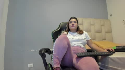 Snapshot of emily_lean_ chatting on 6, 2, 2025 Emi independent model online show from 6, 2, 2025