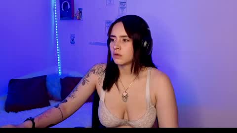 Emily Lindey online show from 8, 5, 2026
