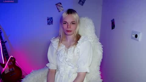 Snapshot of emily_nyaffe chatting on 13, 12, 2025 Lia online show from 13, 12, 2025