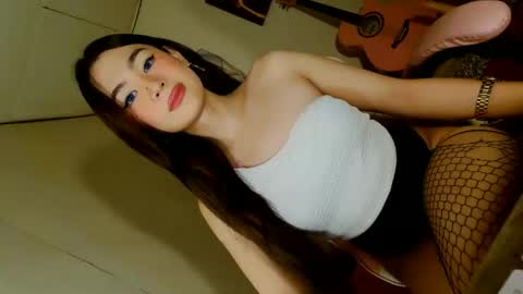 Snapshot of emilyfuckers chatting on 15, 12, 2025 ariane online show from 15, 12, 2025