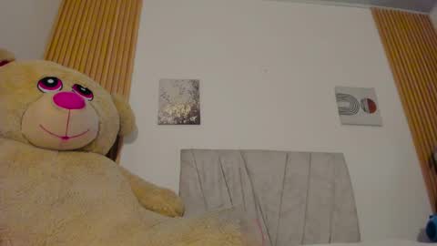 Snapshot of emilylittle___ chatting on 15, 4, 2026 EMI online show from 15, 4, 2026