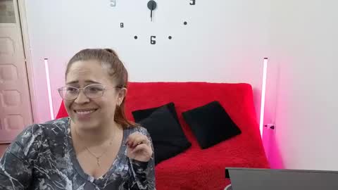 Snapshot of emilyriskhot chatting on 5, 10, 2025 emily  friends online show from 5, 10, 2025