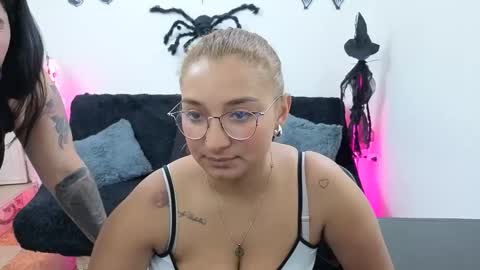 Snapshot of emilyriskhot chatting on 29, 10, 2025 emily  friends online show from 29, 10, 2025