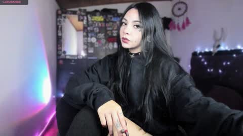 Snapshot of emilyrymer chatting on 23, 12, 2024  Emily Support me to have 100 likes plx online show from 23, 12, 2024