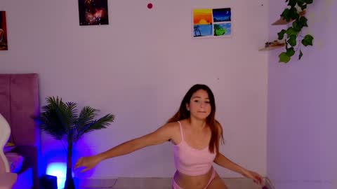 Snapshot of emma_hg1 chatting on 11, 12, 2024 the girl of your dreams online show from 11, 12, 2024