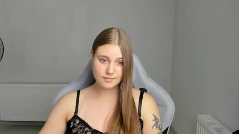 Snapshot of emma_sweettyy chatting on 6, 7, 2026 Emma online show from 6, 7, 2026