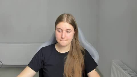Snapshot of emma_sweettyy chatting on 10, 7, 2026 Emma online show from 10, 7, 2026
