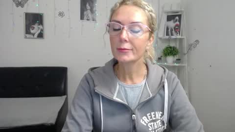 Snapshot of emmapark738567 chatting on 12, 10, 2025 Emma online show from 12, 10, 2025