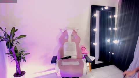 Snapshot of emmarusselx chatting on 8, 3, 2025 Emma Russell online show from 8, 3, 2025