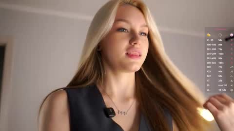 Snapshot of emmiemurray chatting on 15, 10, 2025 Aurora online show from 15, 10, 2025