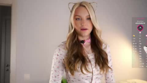 Snapshot of emmiemurray chatting on 19, 10, 2025 Aurora online show from 19, 10, 2025
