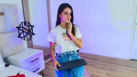Snapshot of emy_ferrer_ chatting on 9, 4, 2026 EMY FERRER online show from 9, 4, 2026