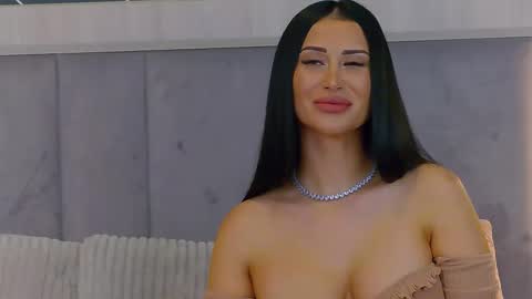 Snapshot of emylaveau chatting on 4, 11, 2025 Emy online show from 4, 11, 2025