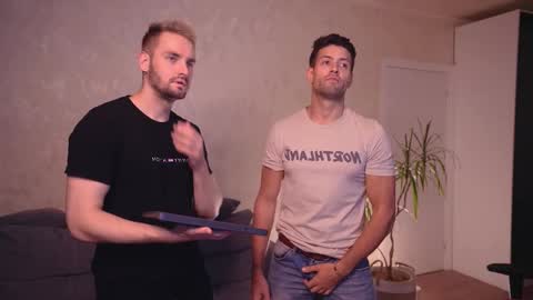 Snapshot of enjohnny chatting on 12, 9, 2025 Johnny online show from 12, 9, 2025