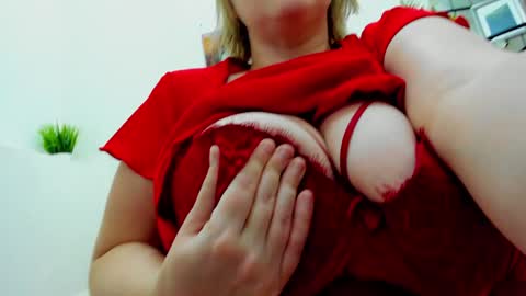 Snapshot of erikalov chatting on 7, 12, 2024 Adelina online show from 7, 12, 2024