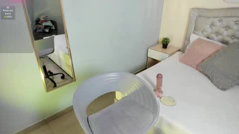 Escarlet online show from 2, 2, 2026