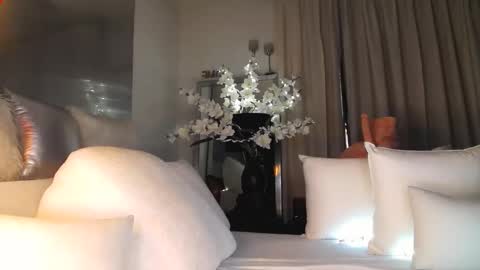 Esther online show from 10, 10, 2025