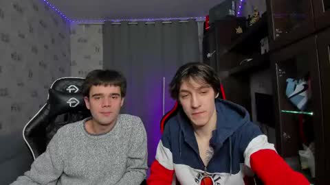 Snapshot of esthetics_boys chatting on 3, 3, 2025 LOUIS online show from 3, 3, 2025