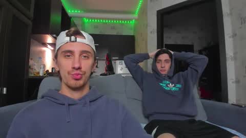 Snapshot of esthetics_boys chatting on 18, 9, 2025 LOUIS online show from 18, 9, 2025