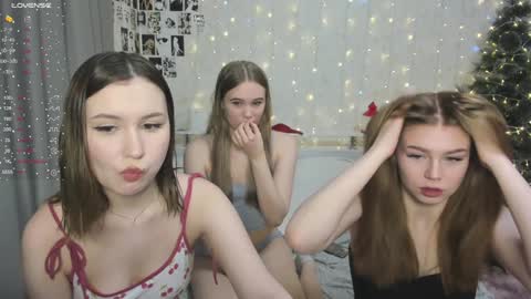 Snapshot of eumomino chatting on 30, 12, 2024 Veronica Tiia Lilith left to right online show from 30, 12, 2024